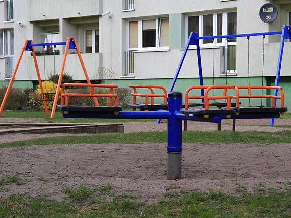 Czytelniczka: Stary dziad przegania moje dziecko z placu zabaw przy ulicy Kociuszki!