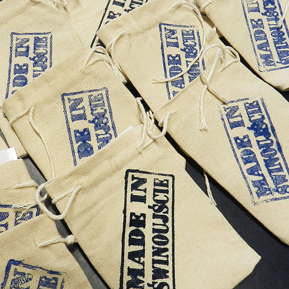 Na Basztowej pracują przy gadżetach promujących Świnoujście