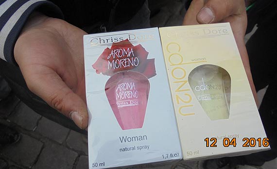 Straż miejska: Po sygnale portalu iswinoujscie.pl, patrol Straży Miejskiej ujawnił rodzinę romską handlującą podrobionymi perfumami i zegarkami!