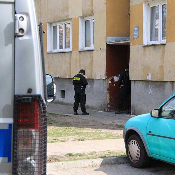 Mczyzna chcia wyskoczy przez okno przy Konstytucji? Na wszelki wypadek wezwano patrol policji i ratownikw medycznych!