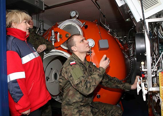 Nurkowie z 8 FOW przeszli trening w komorze dekompresyjnej! Zobacz zdjęcia!