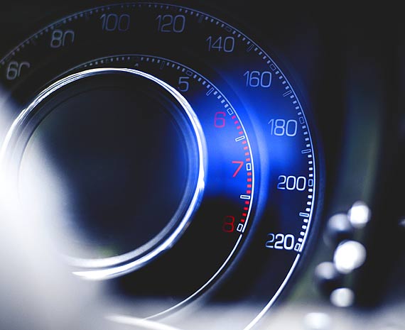 Pdzia peugeotem 103km/h w terenie zabudowany! Teraz 28-letnia mieszkanka winoujcia poegna si z prawem jazdy na 3 miesice!