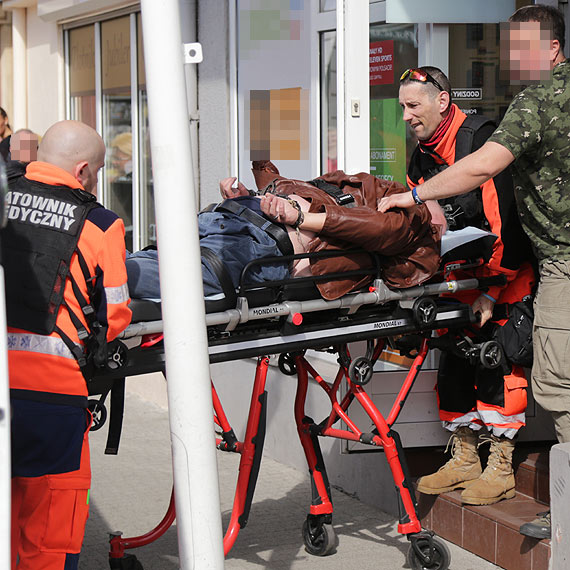 Mężczyzna dostał szału w jednym z salonów komórkowych i wyciągnął przez ladę obsługującego go sprzedawcę! Szaleńca obezwładnili policjanci!