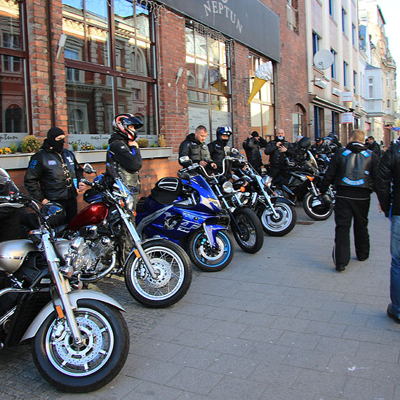 Policjanci oderwali od obiadu motocyklistw z klubu Nine Six. Zobacz film!
