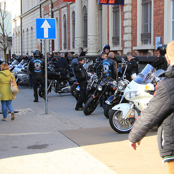 Policjanci oderwali od obiadu motocyklistw z klubu Nine Six. Zobacz film!