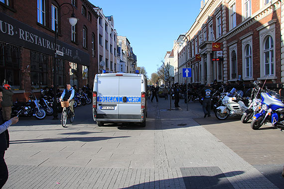 Policjanci oderwali od obiadu motocyklistw z klubu Nine Six. Zobacz film!