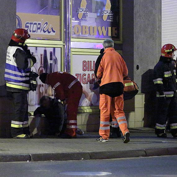 Mczyzna lea na chodniku w centrum miasta. Potrzebna bya interwencja straakw