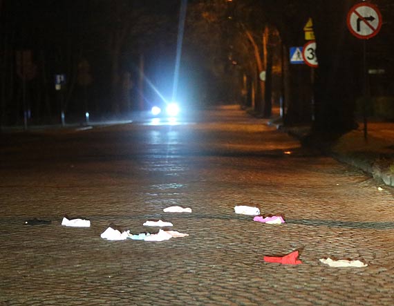 Okradli punkt handlowy przy ulicy Wojska Polskiego! Gdy uciekali w panice, pogubili skradzione ubrania!