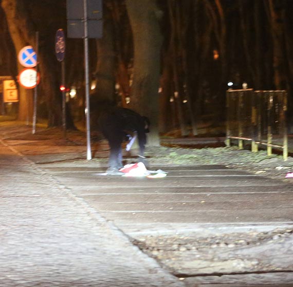 Okradli punkt handlowy przy ulicy Wojska Polskiego! Gdy uciekali w panice, pogubili skradzione ubrania!