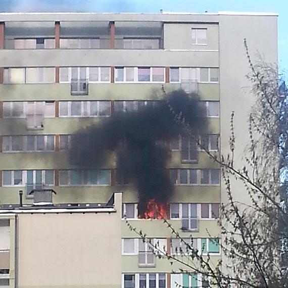 Poar w wieowcu. Ogie zaj ju futryny okien. Zobacz film!