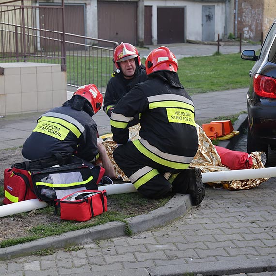Policjanci wynieli z 6 pitra zaczadzonego 57- latka!
