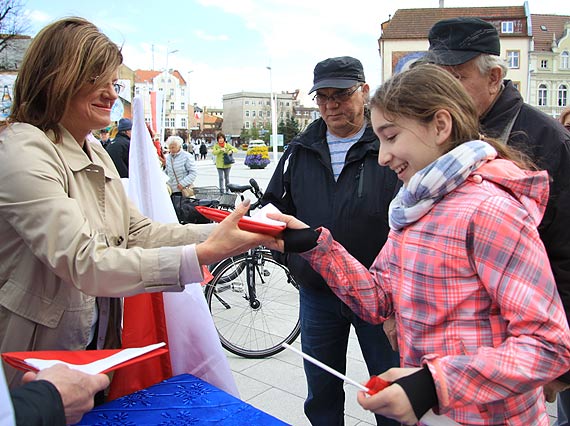 Platforma Obywatelska wraz z Modymi Demokratami, rozdaa ponad 600 flag! W kolejce ustawili si take nasi zachodni ssiedzi!