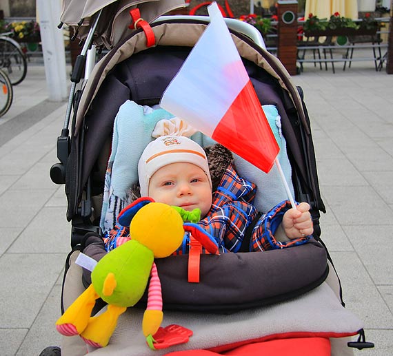 Platforma Obywatelska wraz z Modymi Demokratami, rozdaa ponad 600 flag! W kolejce ustawili si take nasi zachodni ssiedzi!