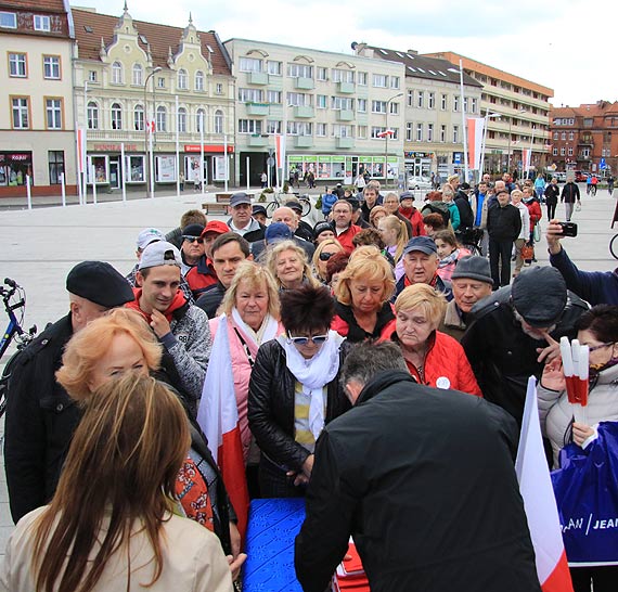 Platforma Obywatelska wraz z Modymi Demokratami, rozdaa ponad 600 flag! W kolejce ustawili si take nasi zachodni ssiedzi!