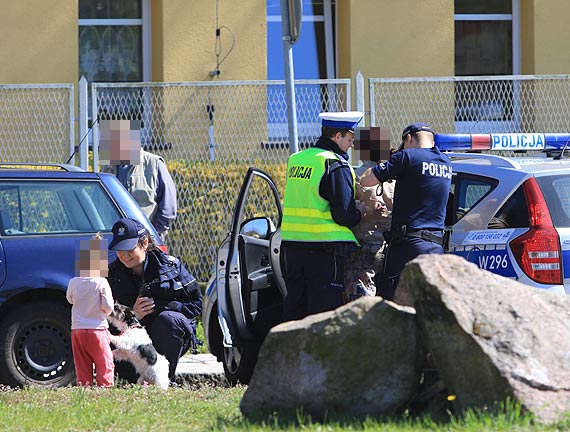 Uciekała przed policją wioząc w samochodzie małe dziecko oraz psa. Policjanci zatrzymali ją przy wjeździe do Komendy Portu Wojennego!