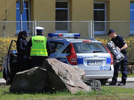 Uciekała przed policją wioząc w samochodzie małe dziecko oraz psa. Policjanci zatrzymali ją przy wjeździe do Komendy Portu Wojennego!