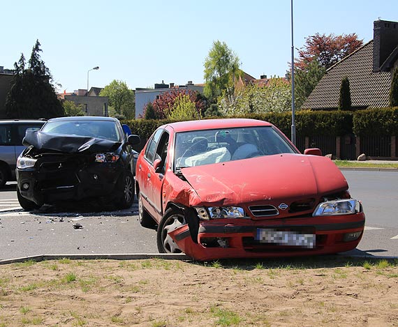 Z matury na czołówkę! Kierowca nissana nie ustąpił pierwszeństwa i uderzył w mitsubishi