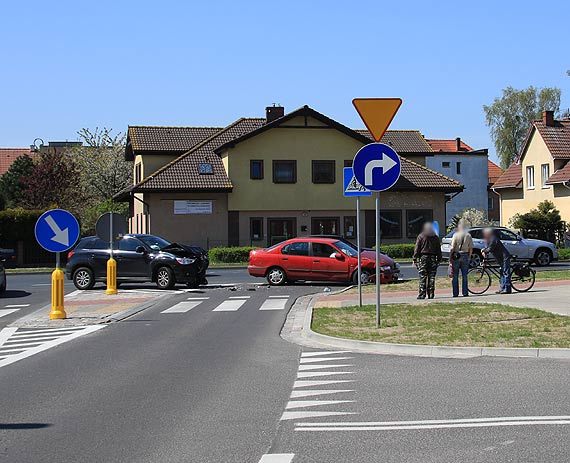 Z matury na czołówkę! Kierowca nissana nie ustąpił pierwszeństwa i uderzył w mitsubishi