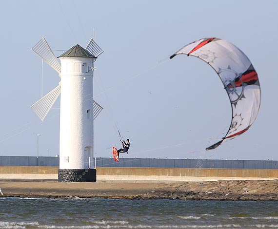 Adrenalina, prdko i podniebne ewolucje! Kilkudziesiciu kitesurferw rozpoczo sezon!