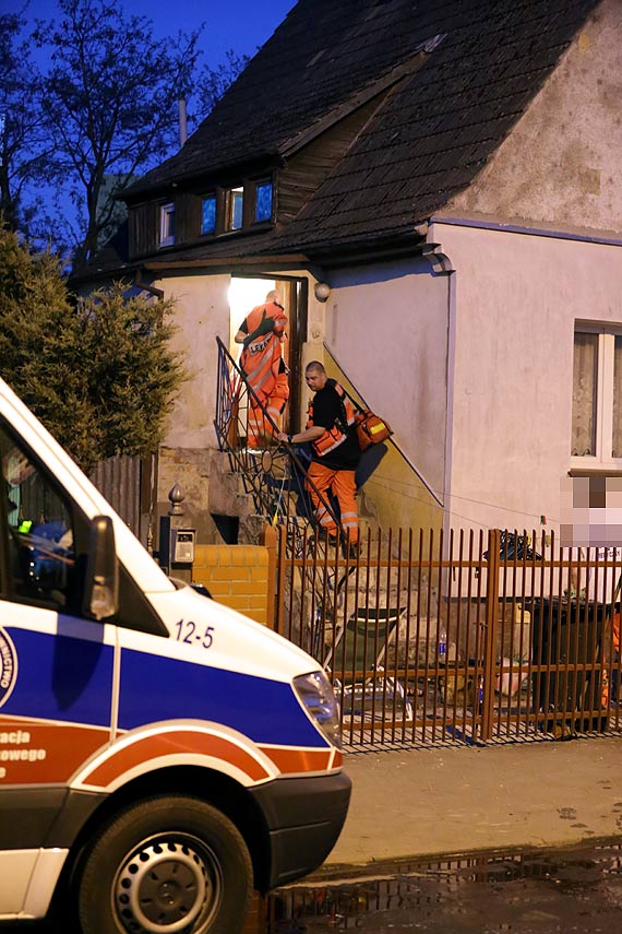 Odprawiając rytuały, rozpalił ognisko i prawie wywołał pożar budynku! Czyżby chciał złożyć ofiarę z sąsiada?