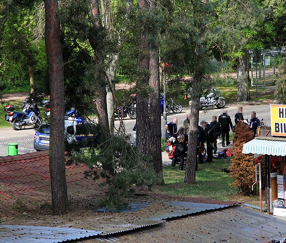 W motocyklu nagle zapalia si instalacja elektryczna! Kierowca pobieg po butelk wody, aby ugasi poar!
