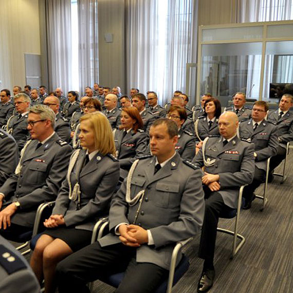 Wiceminister Jarosaw Zieliski wrczy awanse i nagrody policjantom