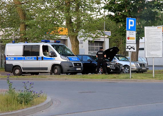 Wpadli pod Biedronk z kradzion alf romeo! Policjanci zatrzymali dwch mczyzn majcych zwizek ze spraw!