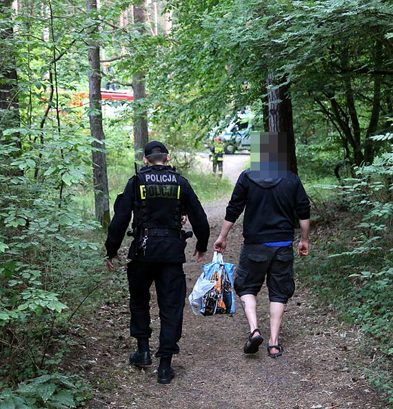 Survival za 500 z przy eromskiego! Do mczyzn ktrzy rozpalili w lesie ognisko, przyjechali straacy i policjanci!