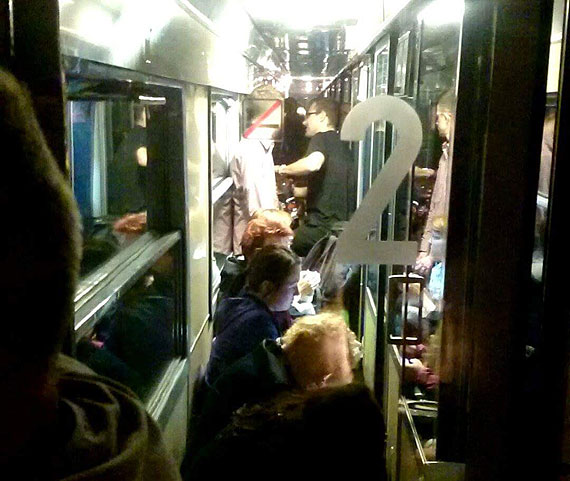 Horror pasażerów pociągu Kraków- Świnoujście. Nasi Czytelnicy spędzili 10 godzin na korytarzu!