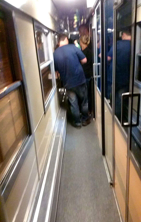 Horror pasażerów pociągu Kraków- Świnoujście. Nasi Czytelnicy spędzili 10 godzin na korytarzu!