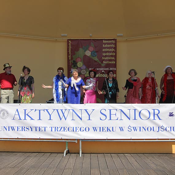 Studenci Uniwersytetu Trzeciego Wieku opanowali promenadę