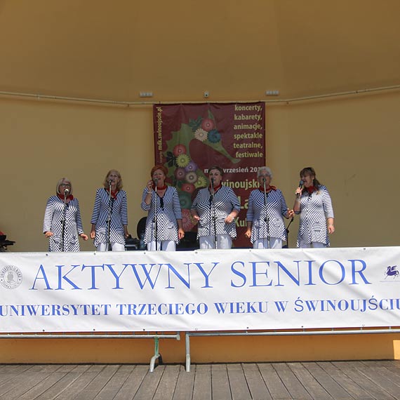 Studenci Uniwersytetu Trzeciego Wieku opanowali promenadę