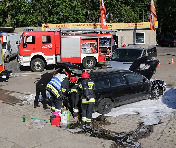 Stojący na parkingu samochód, nagle się zapalił! Z ogniem walczyły dwa zastępy strażaków!