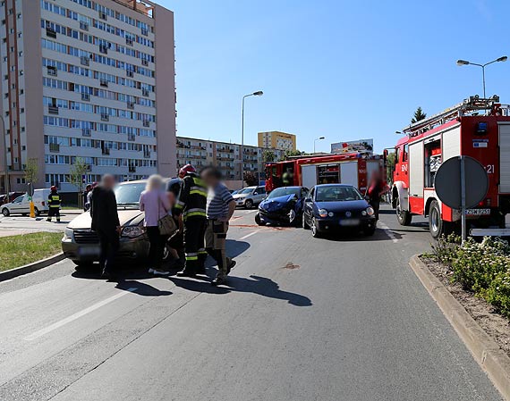 Pechowe skrzyżowanie znów zbiera żniwo! Tym razem peugeot uderzył w chryslera!