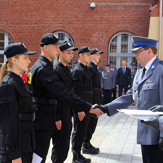 Kolejni nowi policjanci złożyli ślubowanie. KMP w Świnoujściu zasili jeden funkcjonariusz