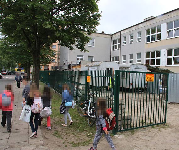 Trudna droga do szkoły uczniów Szóstki. Zanim wejdą do budynku muszą przejść przez plac budowy
