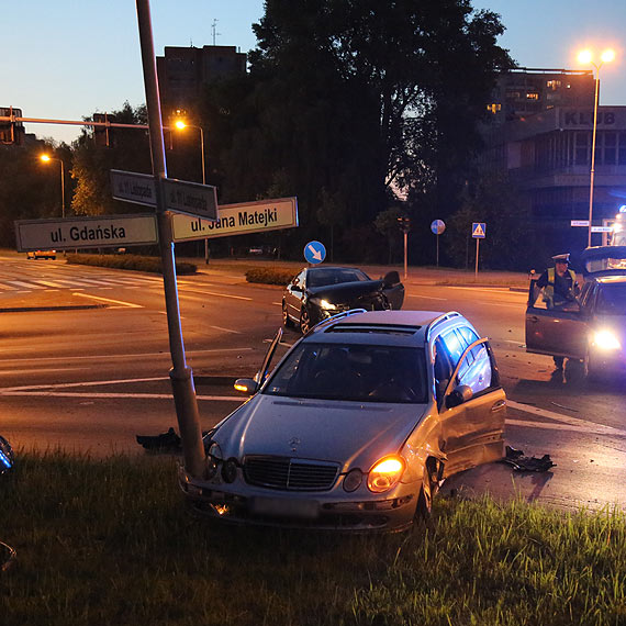 Poważna kolizja na skrzyżowaniu 11 Listopada z Matejki! Peugeot wymusił pierwszeństwo i uderzył w mercedesa!