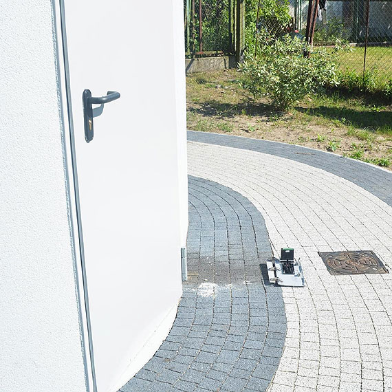 W biały dzień wandale zniszczyli i okradli publiczną toaletę!