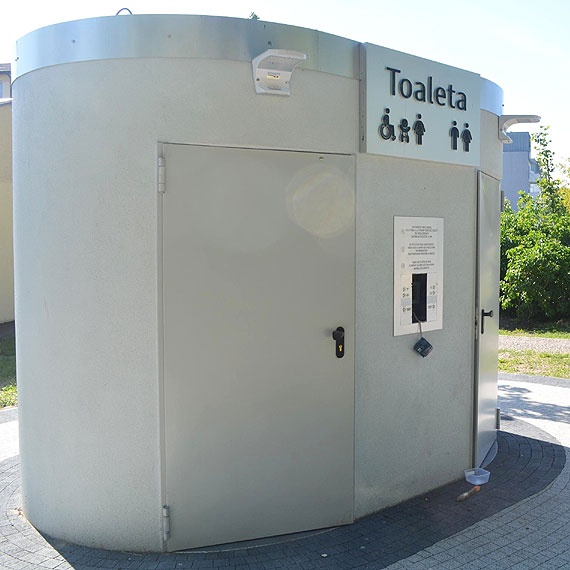 W biały dzień wandale zniszczyli i okradli publiczną toaletę!