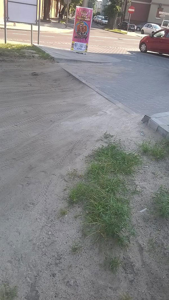 Trudno wjechać na "pchli targ" - Czytelnik ostrzega kierowców
