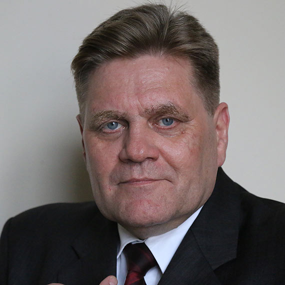 Mieszkaniec: Miasto nie ma pieniędzy na szafki do szkoły, ale ma na pokazy fajerwerków?