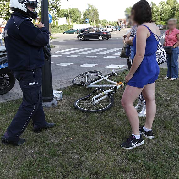 Potrcia rowerzystk bo zagadaa si na przejciu dla pieszych?