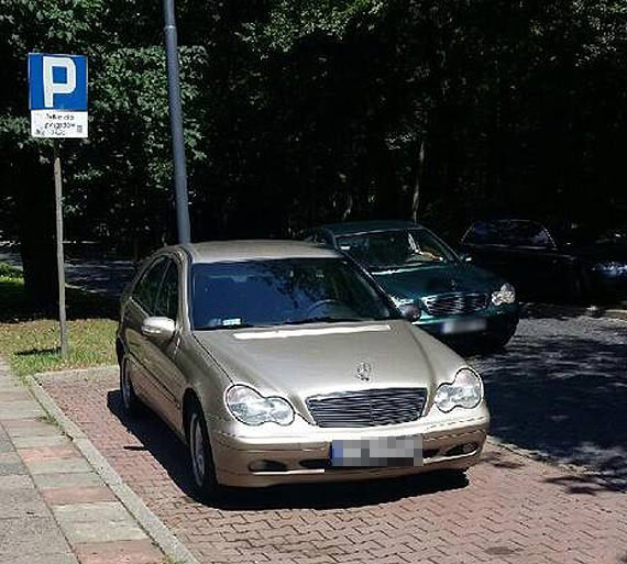 Przyzwyczajenia pozostay? Przesta by komendantem 4 miesice temu, a wci parkuje na miejscu dla policjantw... 