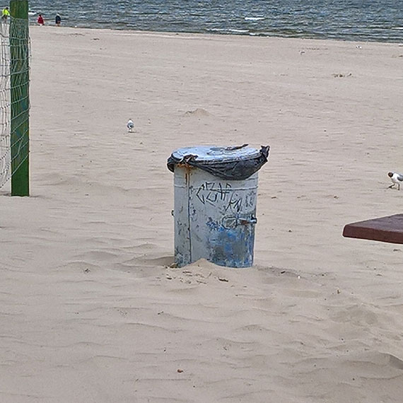 Mieszkaniec: Zniszczony, zardzewiały i brzydki kontener szpeci plażę! Kto pozwolił na ten żelazny koszmarek?