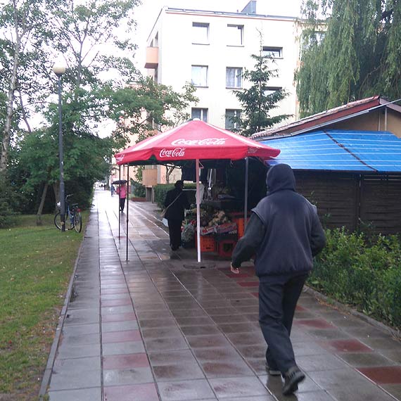 Mieszkaniec: Waciciel punktu handlowego przy Grunwaldzkiej wyszed z towarem do ludzi, dosownie...
