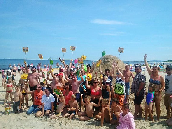 Dzi na play w winoujciu plaowicze ustanowili rekord! Usypali z piasku piramid wysokoci 235 cm!