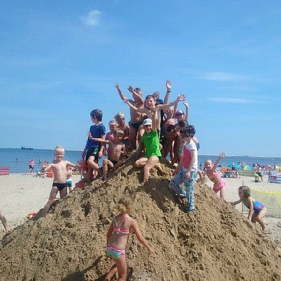 Dziś na plaży w Świnoujściu plażowicze ustanowili rekord! Usypali z piasku piramidę wysokości 235 cm!
