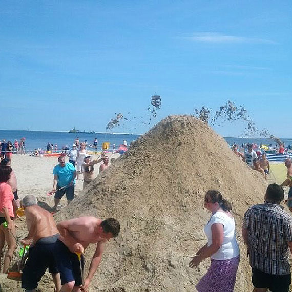 Dziś na plaży w Świnoujściu plażowicze ustanowili rekord! Usypali z piasku piramidę wysokości 235 cm!