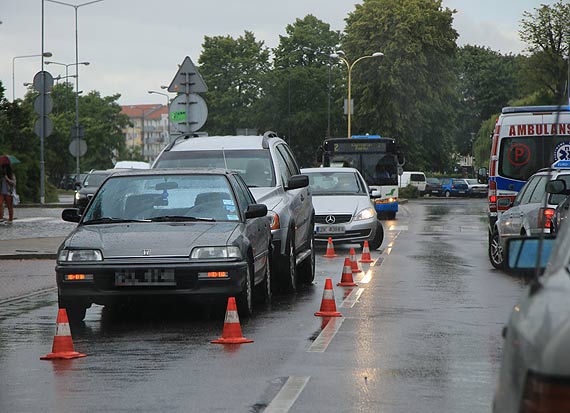 W hond wjechay dwa inne pojazdy! Winn okazaa si 18-latka kierujca peugeotem...