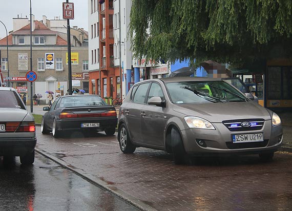 W hond wjechay dwa inne pojazdy! Winn okazaa si 18-latka kierujca peugeotem...
